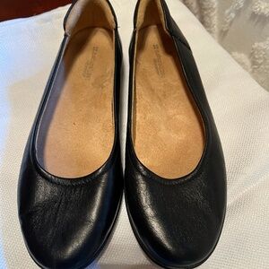 Naturalizer Leather flats black